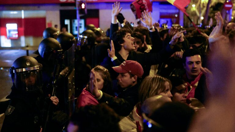 1.200 personnes se rassemblent pour la dixième nuit à Ferraz