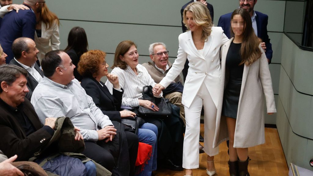 Yolanda Díaz, fière de sa fille Carmela lors de son investiture