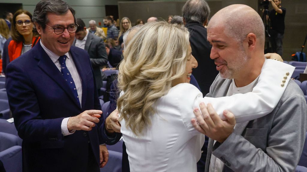 Les secrétaires généraux de l'UGT et du CCOO, Pepe Álvarez et Unai Sordo, accompagnés du président de l'Association patronale, Antonio Garamendi
