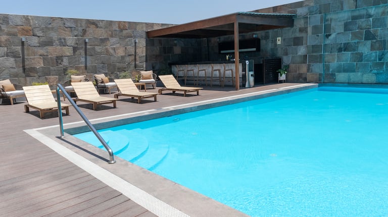 piscine extérieure et transats