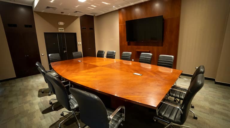 salle de réunion avec table et chaises