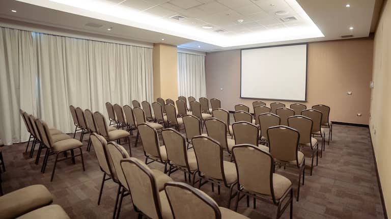 salle de réunion avec rangées de chaises