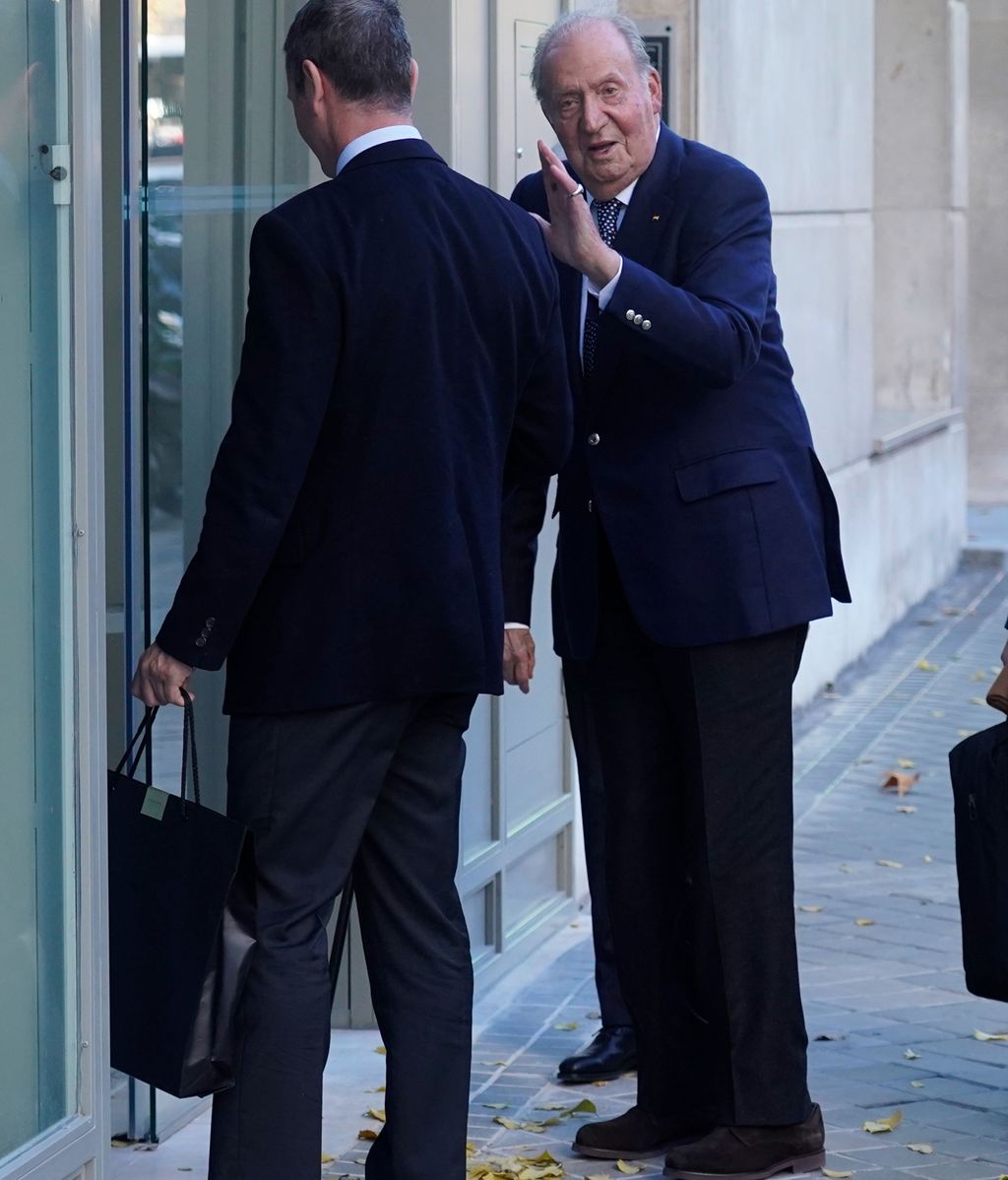 Le roi Juan Carlos est de retour en Espagne pour être aux côtés de sa fille aînée