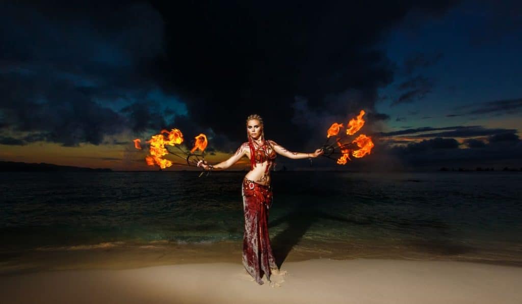 Ces 3 plages offrent les meilleurs spectacles de danse du feu du Nouvel An à Seminyak Bali