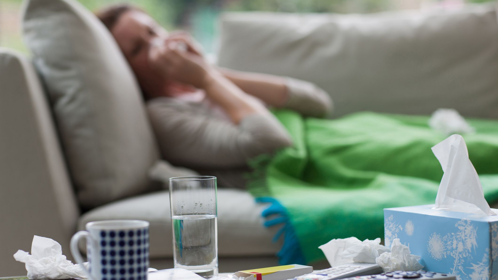 Una mujer se recupera de síntomas asociados a la gripe
