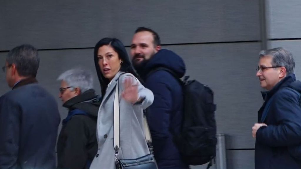 L'arrivée de Jenni Hermoso au Tribunal National : calme et salutation à la presse