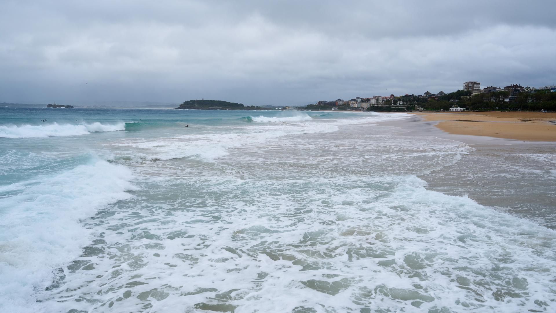 Un frente atlántico traerá lluvias, viento y olas gigantes al norte de España