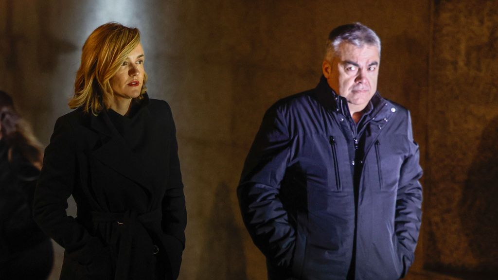 La ministre de l'Éducation, Pilar Alegría, et le secrétaire d'organisation du PSOE, Santos Cerdán, à leur arrivée à la chapelle funéraire de Miguel Barroso