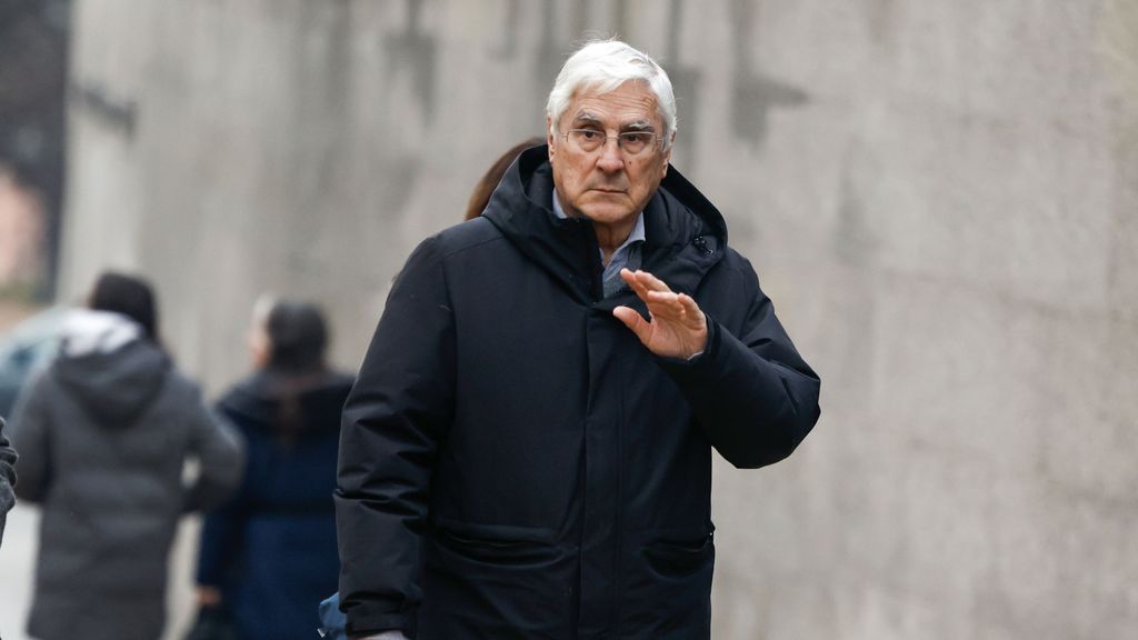 L'ancien président de Castilla La Mancha José María Barreda, à son arrivée à la chapelle funéraire de Miguel Barroso