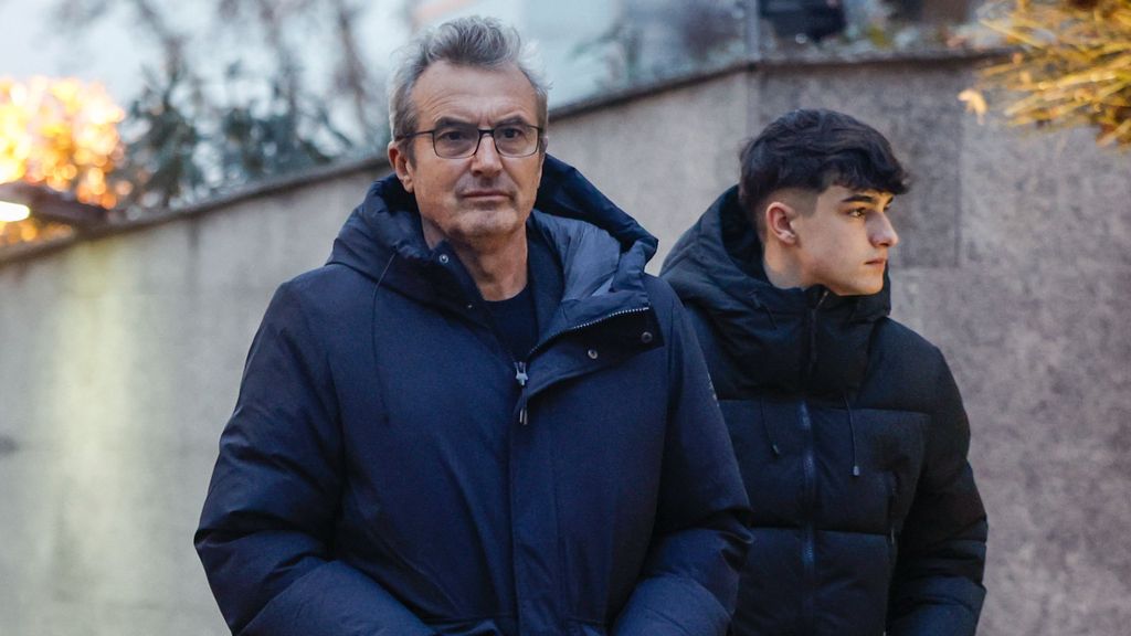 Le cinéaste Mariano Barroso, frère de Miguel Barroso, se rend à la chapelle funéraire du défunt