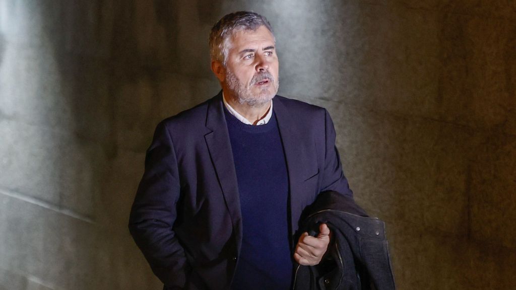 Le président de l'Agence Efe, Miguel Ángel Oliver, à son arrivée à la chapelle funéraire de Miguel Barroso