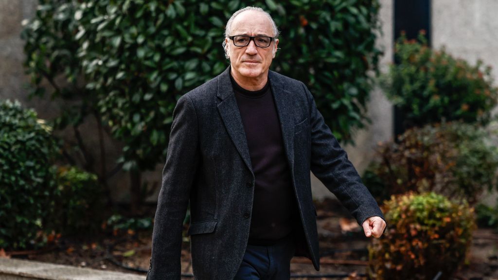 L'acteur Roberto Álvarez se rend à la maison funéraire de San Isidro pour faire ses derniers adieux à Miguel Barroso