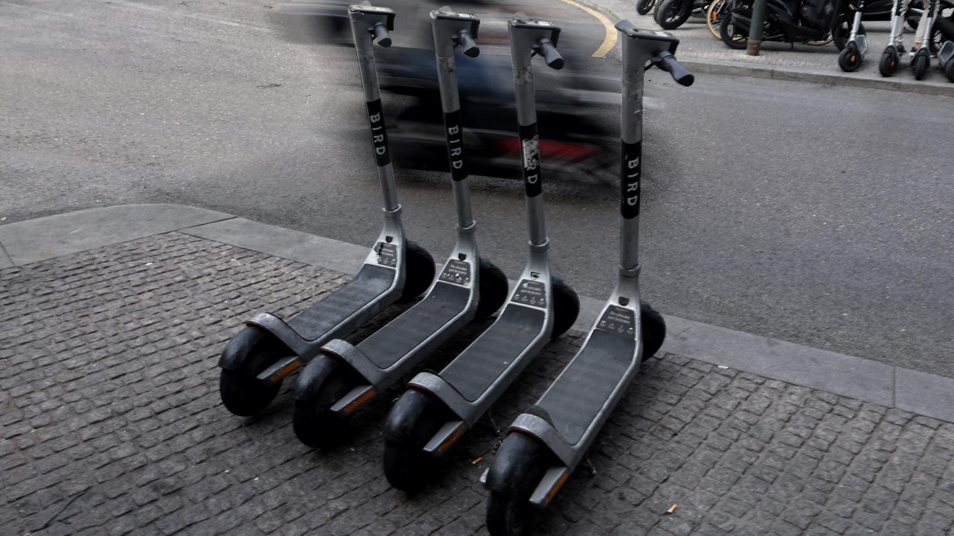 Archivo - Varios patinetes eléctricos aparcados en la calle, a 3 de octubre de 2022, Archivo.