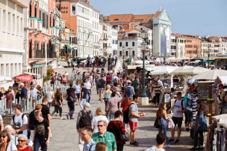 Venise est sur le point de mettre en place une nouvelle taxe pour réduire le surtourisme