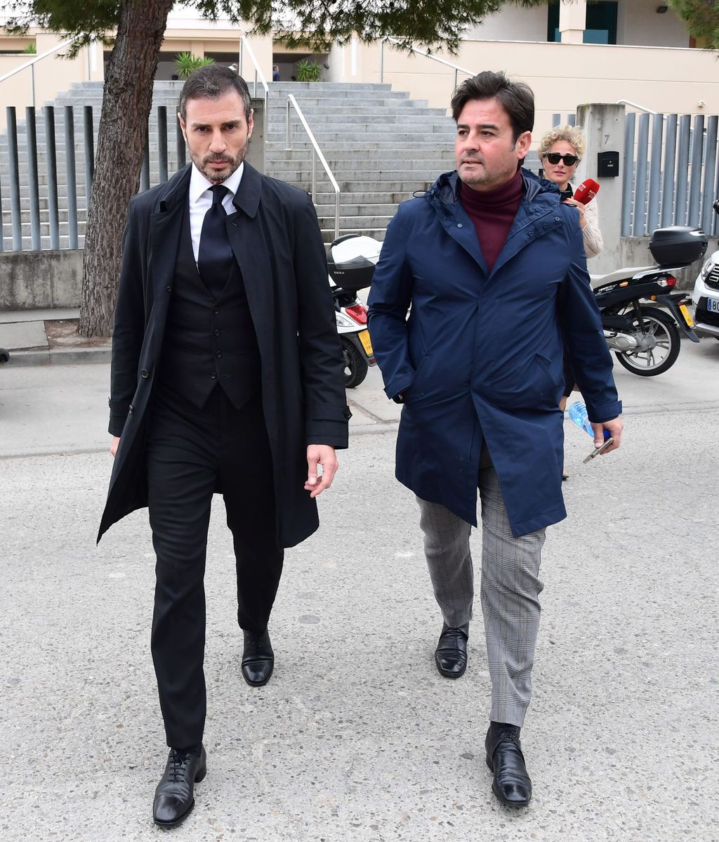 La famille, les amis et les collègues se sont rendus au salon funéraire pour présenter leurs condoléances.