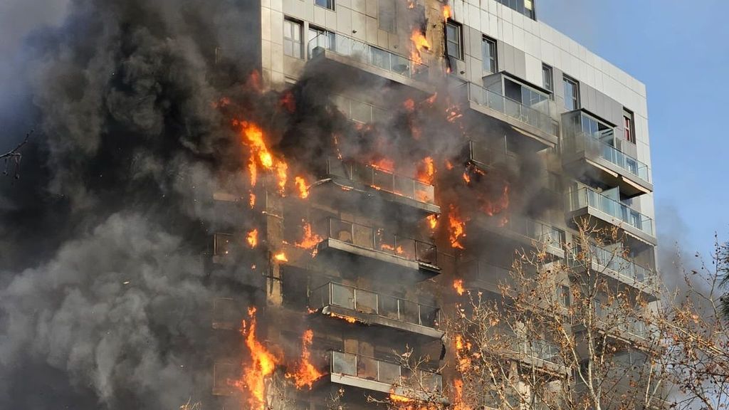 Un grand incendie brûle un immeuble de 14 étages dans le quartier de Campanar