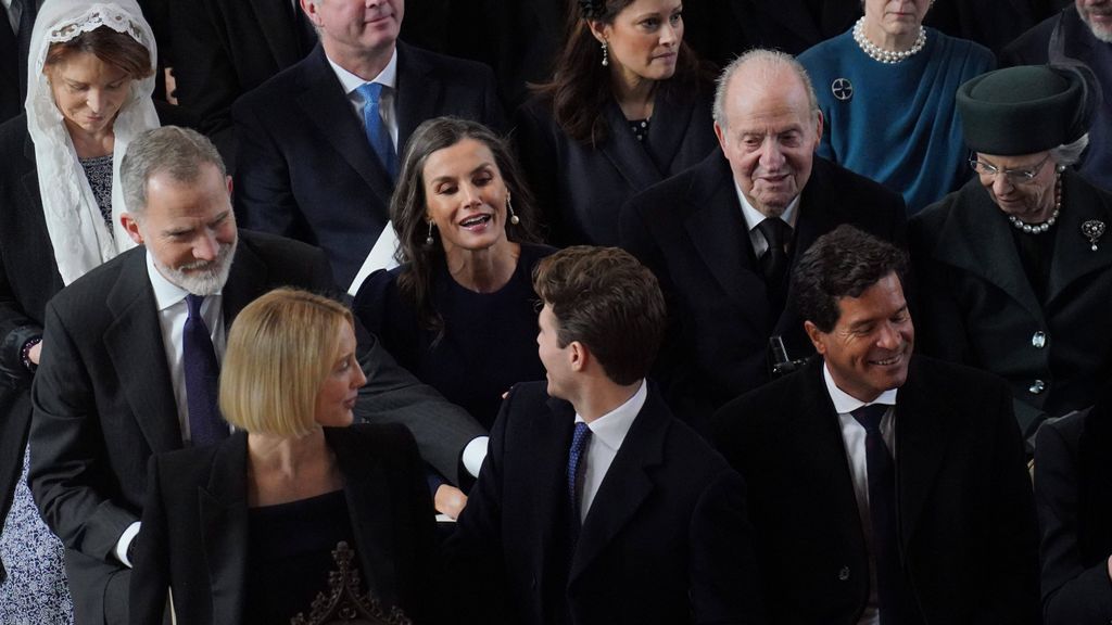 Le rire entre les rois Felipe et Letizia et le roi Juan Carlos
