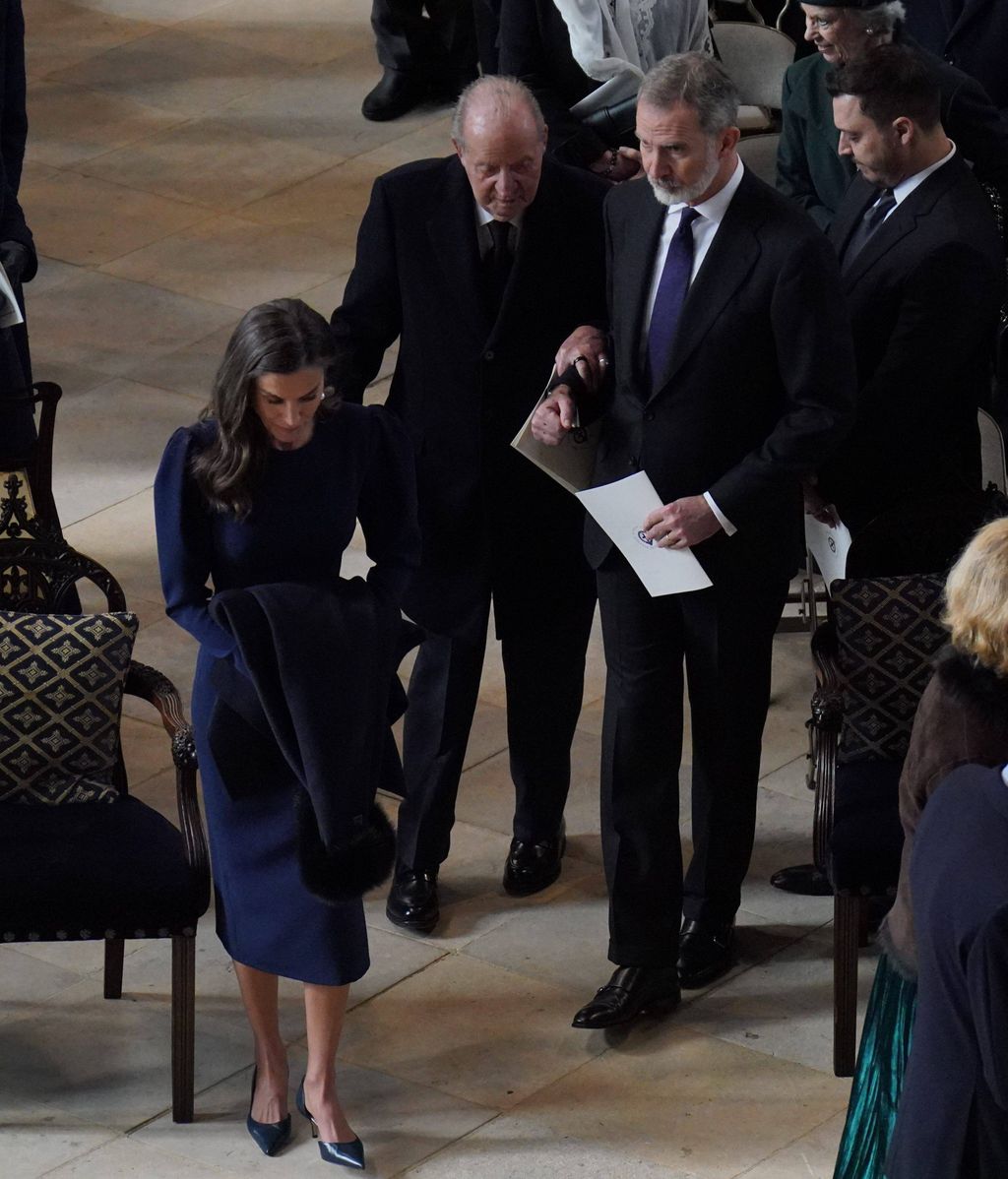 Le roi faisait office de canne à son père en entrant dans la chapelle