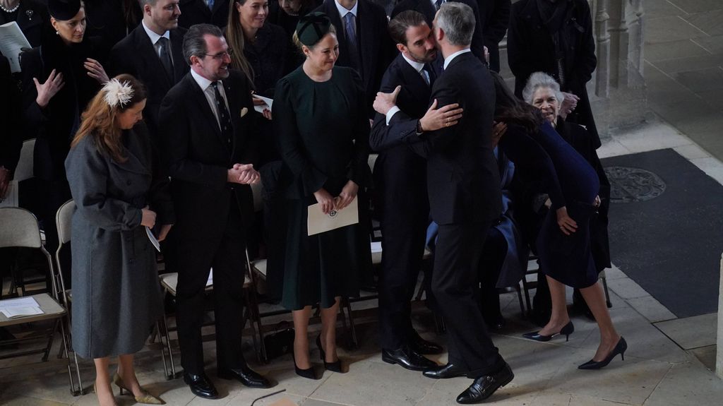 Le roi Felipe salue ses cousins ​​maternels, assis sur le banc principal