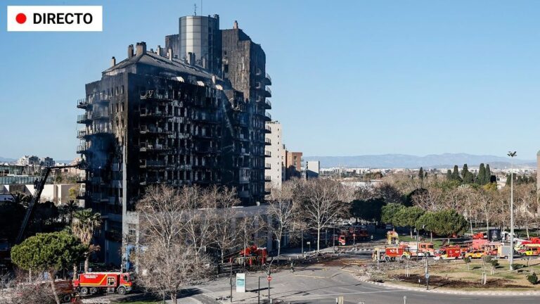 La police scientifique entre dans le bâtiment avec les pompiers