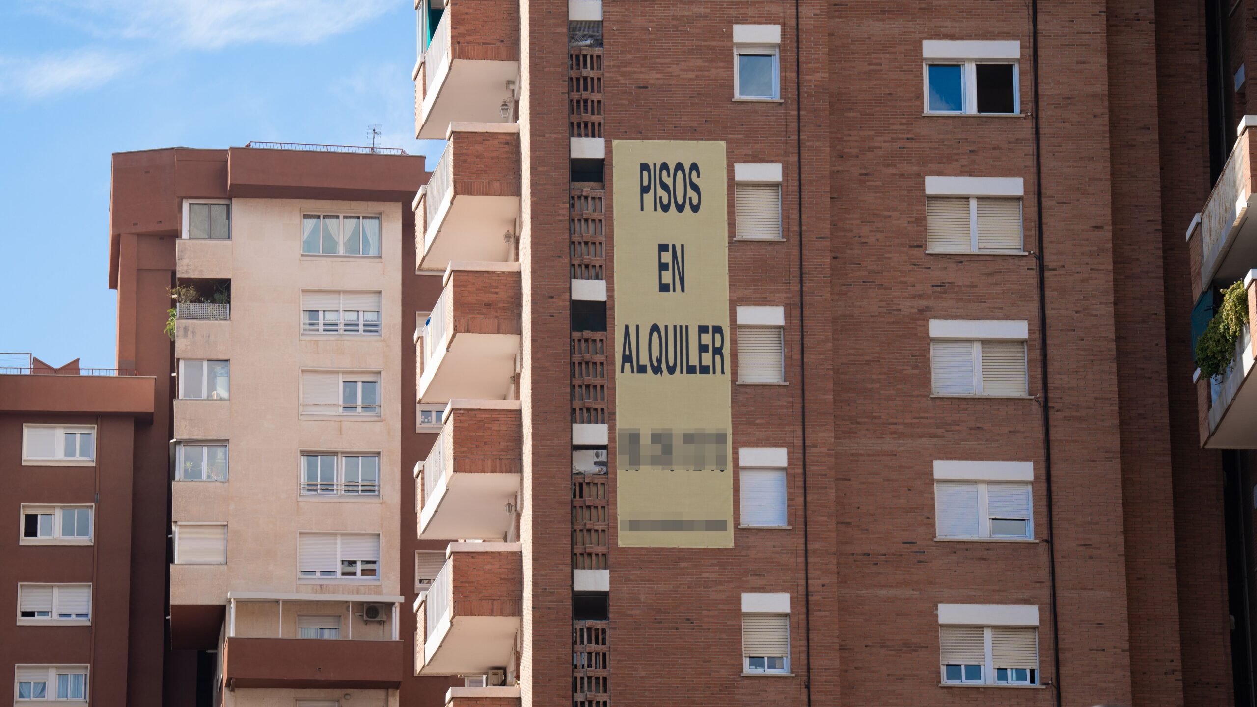 Cartel de alquiler de viviendas en la fachada de un edificio, a 31 de diciembre de 2022, en Barcelona