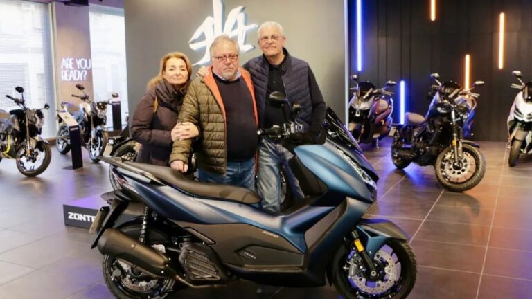 José Luis, voisin de l'immeuble Campanar, fait réparer sa moto gratuitement