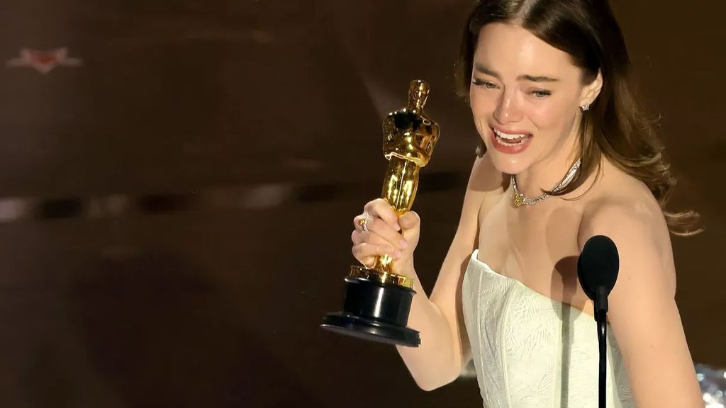 La robe d'Emma Stone s'est déchirée ainsi lorsqu'elle est allée chercher son Oscar de la meilleure actrice