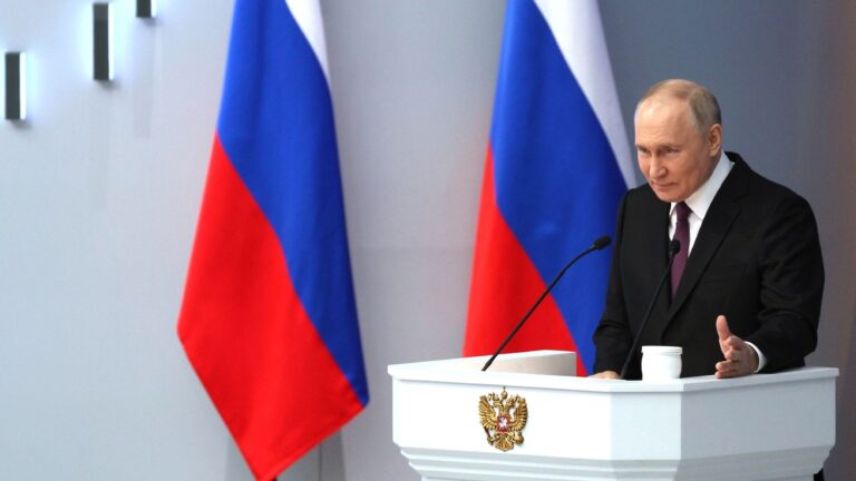 Vladimir Poutine menace l'OTAN d'une « Troisième Guerre mondiale » si elle envoie des troupes en Ukraine