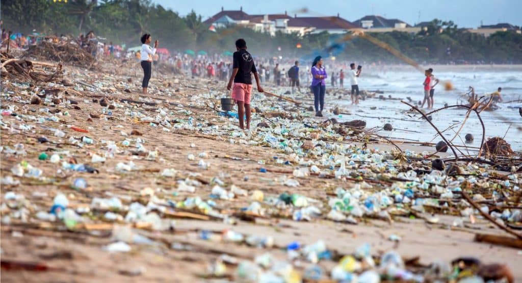 Les photos de la plage de Bali ensevelie sous des tonnes de déchets deviennent virales