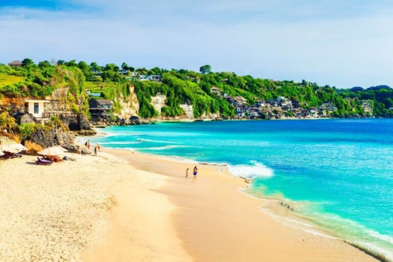 Bali émet une alerte météo pour les touristes au milieu de fortes vagues suite à 2 accidents mortels
