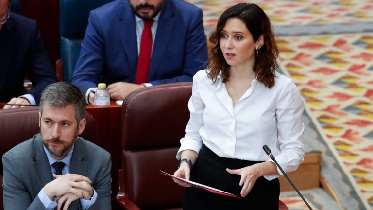 Isabel Díaz Ayuso attaque Pedro Sánchez à l'Assemblée avec une fléchette sur Begoña Gómez