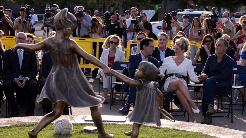 La mère d'Anna et Olivia ne peut s'empêcher de pleurer en inaugurant la sculpture de ses filles