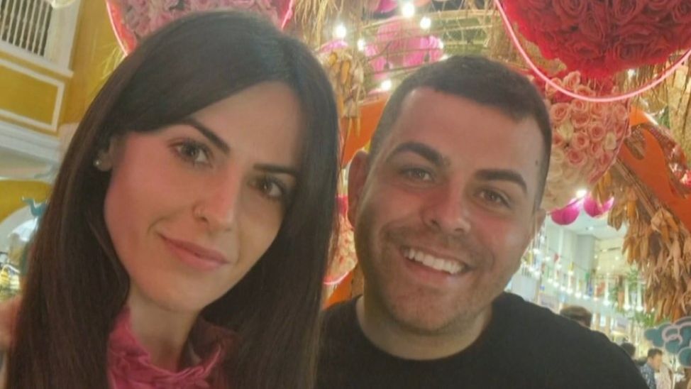 Álex García junto a su pareja