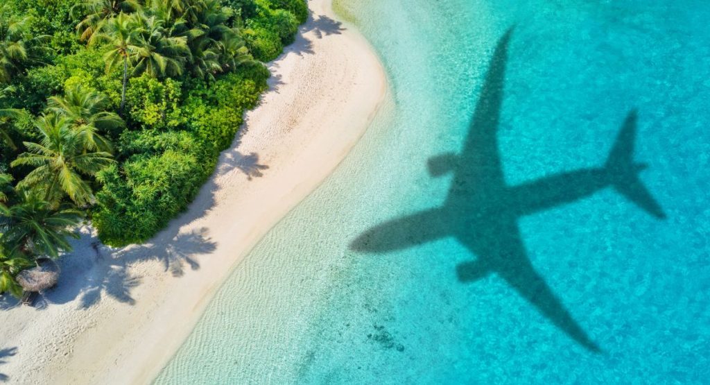 ombre d'avion sur la plage