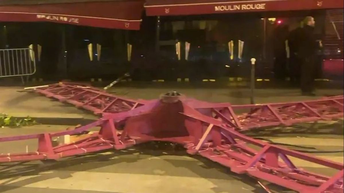 Les pales du cabaret du Moulin Rouge à Paris s'effondrent