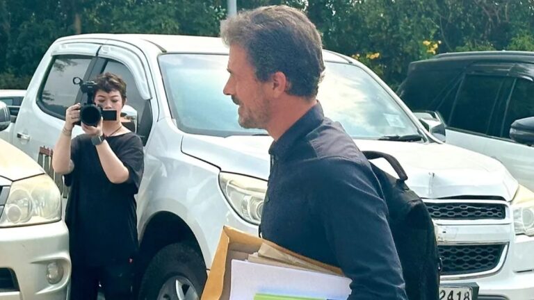« Mais papa… regarde comme ils mentent. »