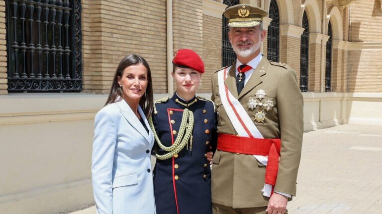 La princesse Leonor retrouve ses parents lors de la prestation de serment du roi Felipe VI
