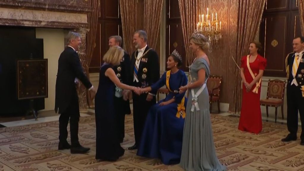 La maladie de la reine Letizia l'oblige à lui baiser les mains alors qu'elle est assise sur une chaise