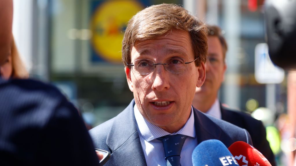 Le maire de Madrid, José Luis Martínez-Almeida, s'adresse aux médias à l'endroit où le sol d'un immeuble de Herrera Oria s'est effondré