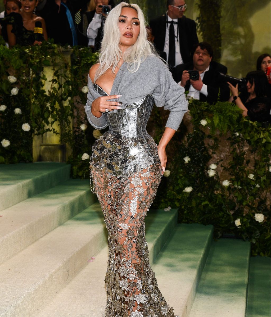 C'est la robe controversée avec laquelle Kim Kardashian a encore une fois suscité la polémique