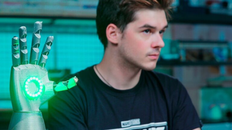 Tomás Castellanos, le garçon qui a réussi à construire ses propres bras robotiques : son histoire