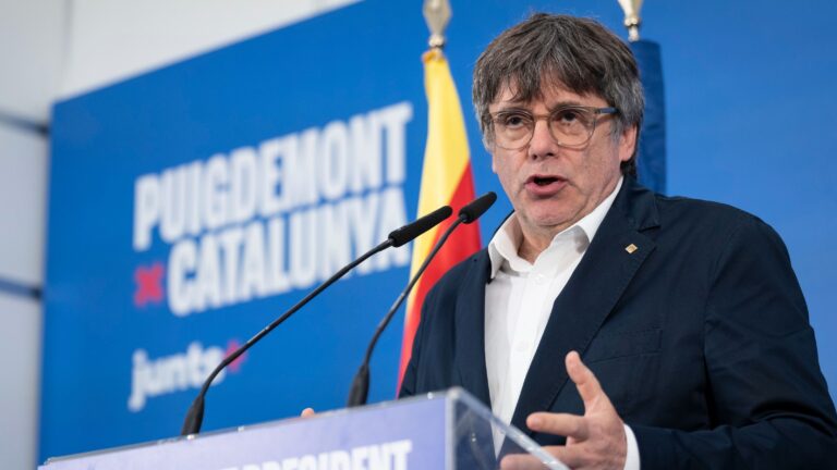 Carles Puigdemont qualifie d' »incohérentes » les critiques du PSOE