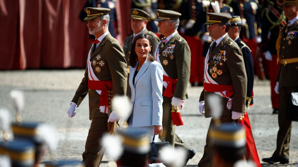 La prestation de serment du drapeau par le roi Felipe VI à Saragosse en présence de la princesse Leonor en tant qu'élève cadette