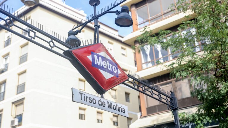 Un homme décède après avoir été heurté par le métro après être descendu sur les voies ferrées pour uriner