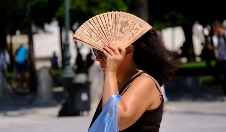 Alerte à la canicule émise pour la Grèce suite au décès de quatre touristes