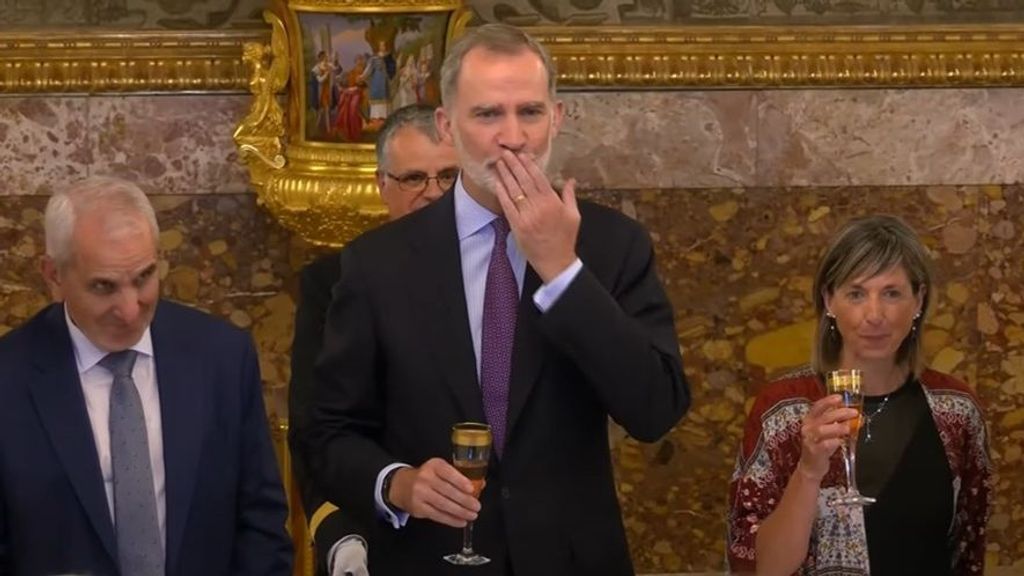 Felipe VI envoyant un baiser à ses filles.