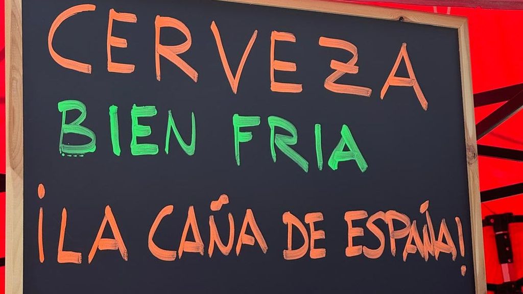 Bain de masse d'Isabel Díaz Ayuso lors de l'événement « Une année de désir » à Madrid
