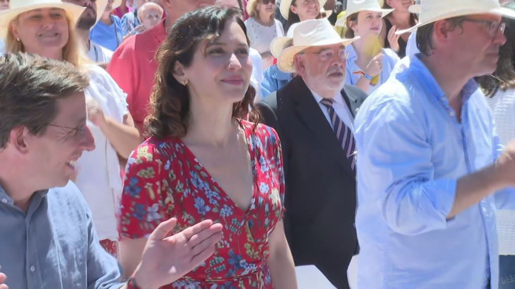 Bain de masse d'Isabel Díaz Ayuso à l'événement 