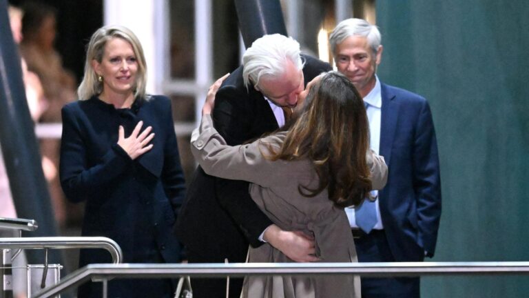 Julian Assange et son baiser effusif à sa femme à son arrivée en Australie