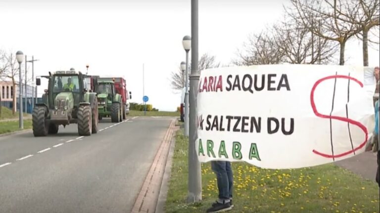 Les agriculteurs espagnols et français bloquent la frontière pendant 24 heures